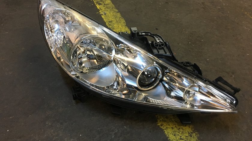 Far dreapta cu lupa Peugeot 207