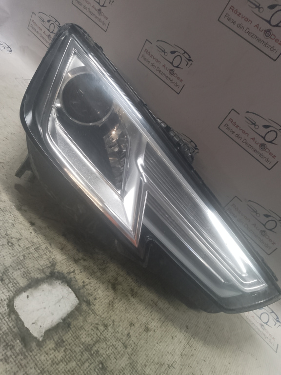 Far dreapta cu xenon Audi A4 B9 2016, O PRINDERE RUPTĂ / 8W0941006A