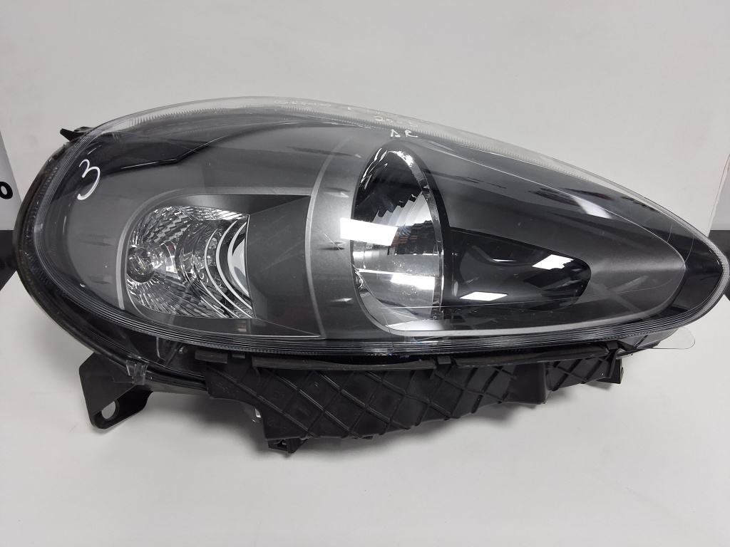 Far dreapta Fiat Grande Punto (2005->) 2.0 Motorina 2005, VOLAN STÂNGA