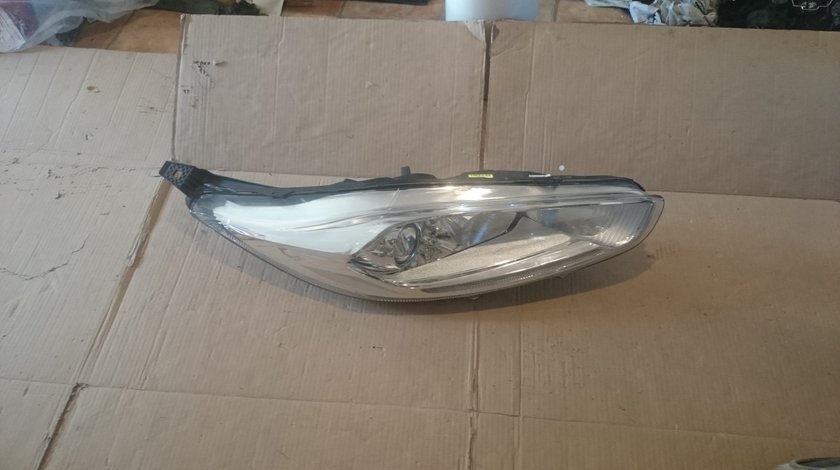 Far dreapta Ford Fiesta 6 (2013-2017) cu lupa bec H1 + H7