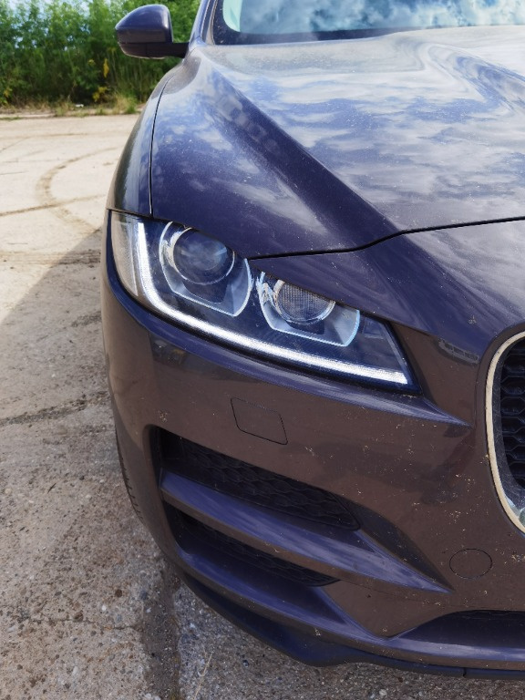 Far dreapta Jaguar F-Pace 2015