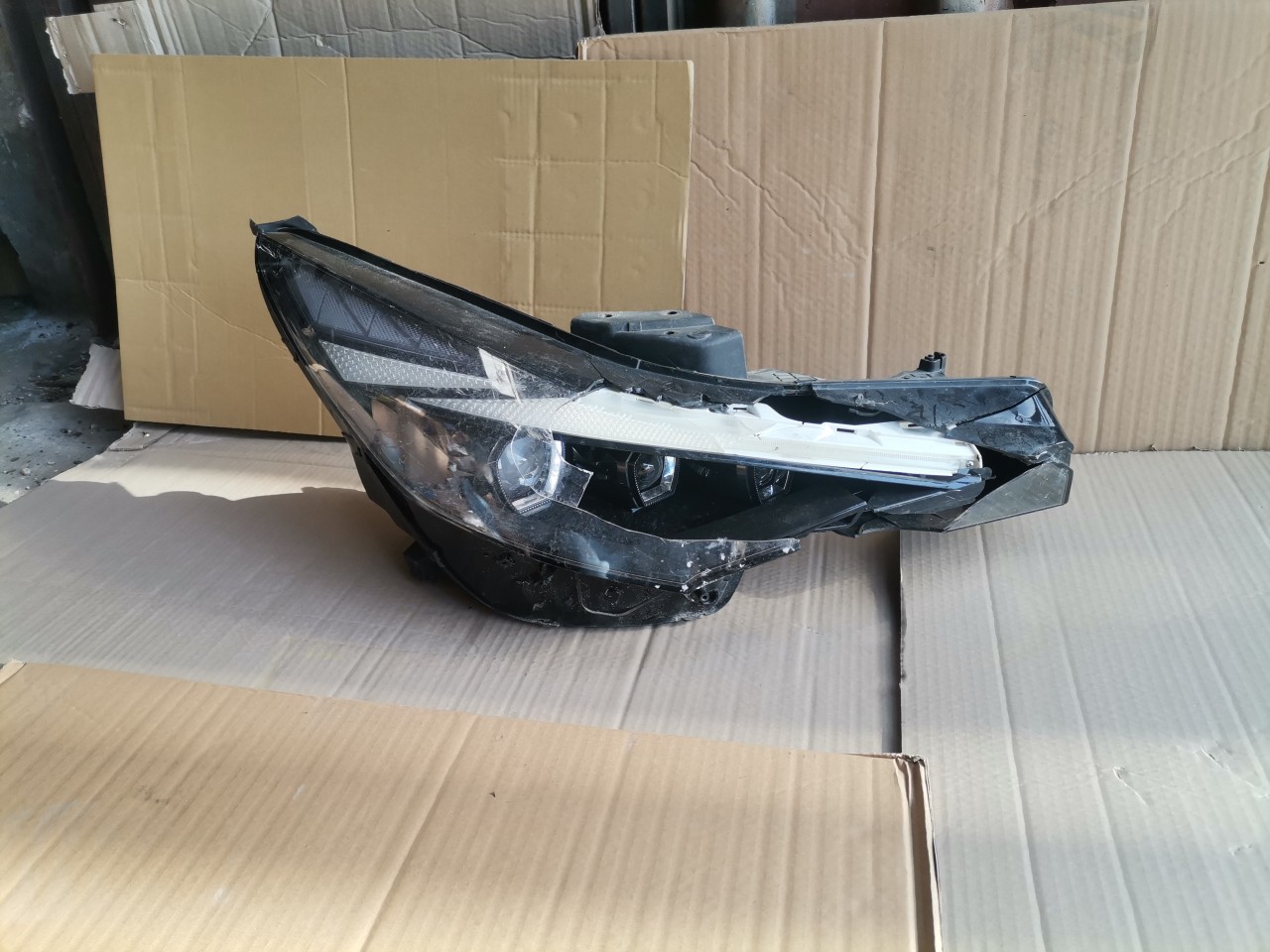 Far dreapta LED Hyundai Elantra (2021-2023) de europa / PENTRU PIESE