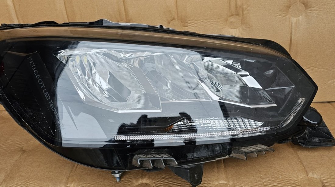 Far dreapta LED Peugeot 2008 / 208 2019 2020 2021
