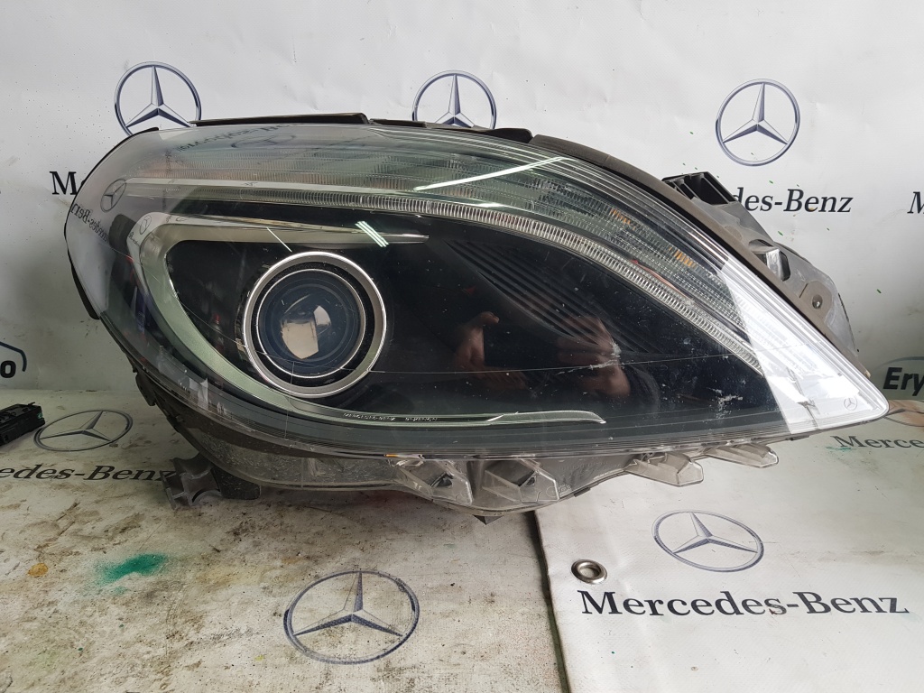 Far dreapta Mercedes B Class W246 bixenon an 2014