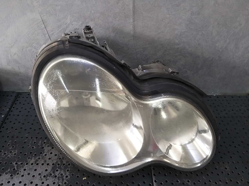 Far dreapta mercedes c class w203 a2038203261 0301166206