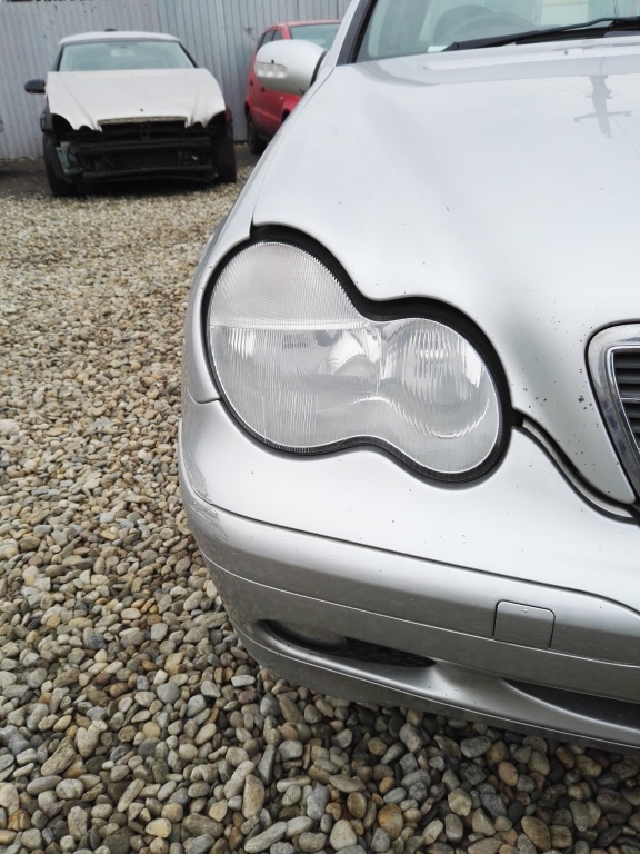 Far dreapta Mercedes C class W203