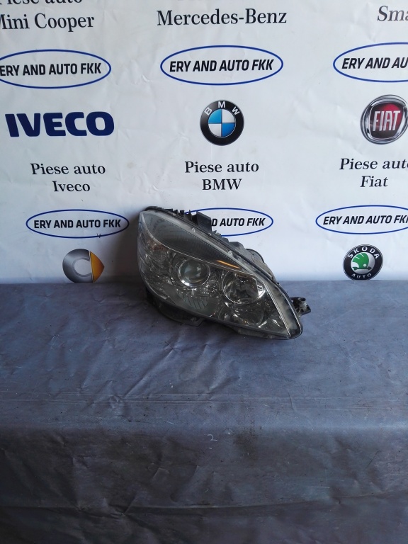 Far dreapta Mercedes C class w204 fara xenon ureche rupta
