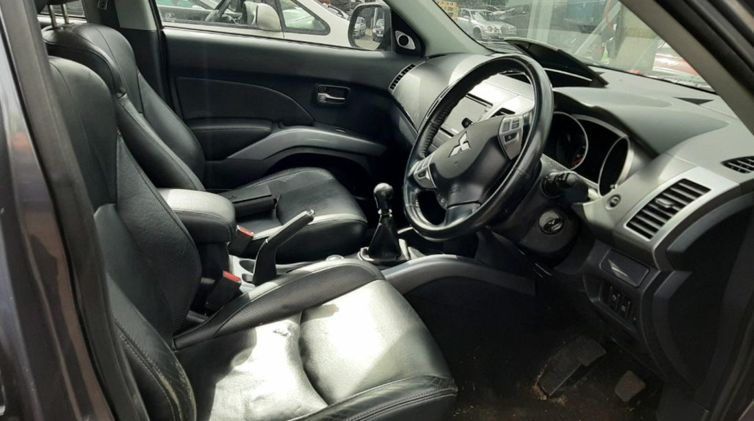 Far dreapta Mitsubishi Outlander 2008 SUV 2.2 DIESEL