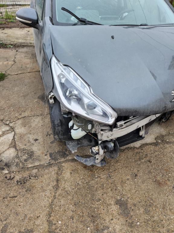 Far Dreapta Peugeot 208 Coupe 2016 1.2 HMZ 5+1