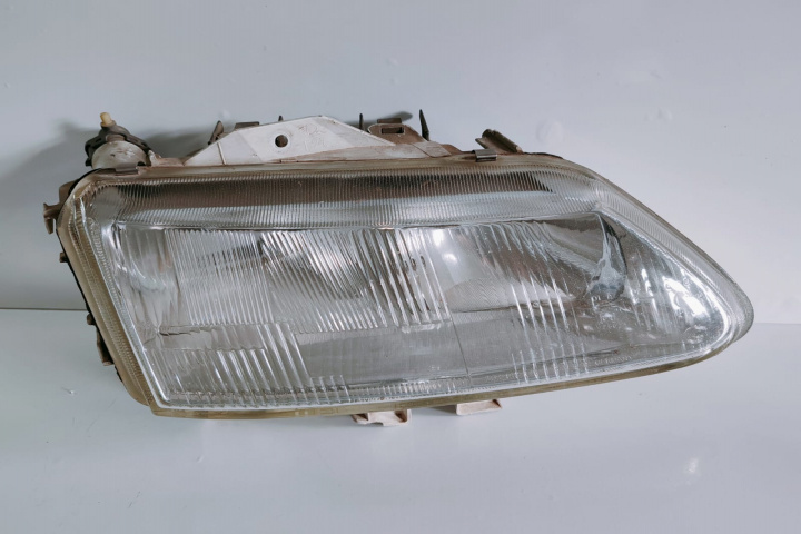 Far Dreapta Renault Laguna 1 NON-FACELIFT cod 7700428879 7700428879 Renault Laguna [1993 - 1998]