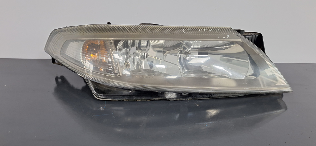 Far dreapta Renault Laguna 2 (2002-2007) 1.9 Motorina 2002, 8200163326 / CU XENON