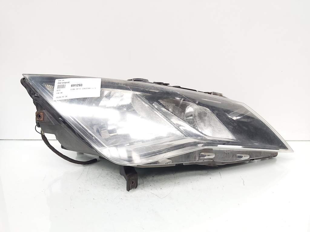 Far dreapta, Seat Leon (5F1) vol pe dreapta (id:691293)