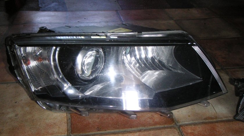 Far dreapta Skoda Octavia 3 cu lupa
