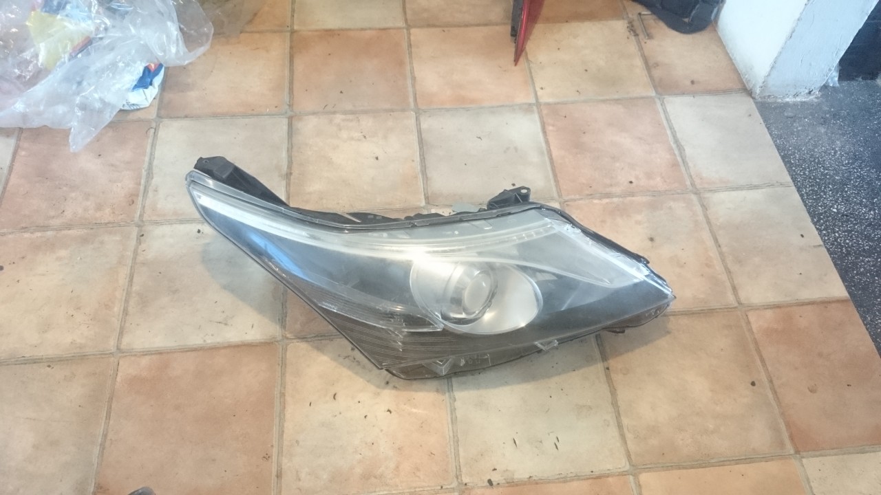 Far dreapta Toyota Avensis 2012-2015 cod 10000-17685