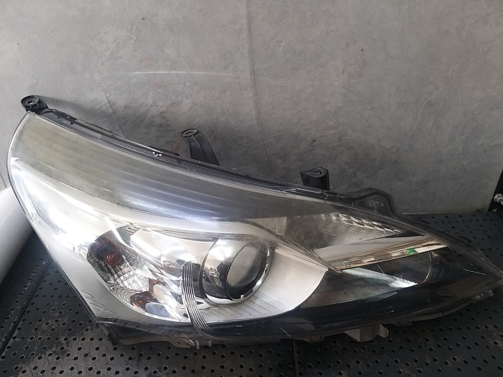 Far dreapta toyota verso r2 811100f16100