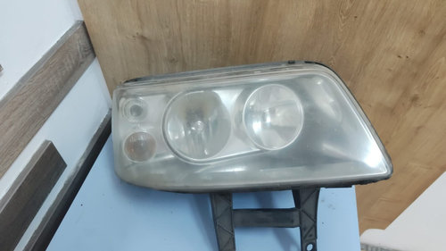 Far dreapta Volkswagen Caravelle T5 Multivan 2.5 Tdi cod motor BNZ an 2008 cod 7H1941016L