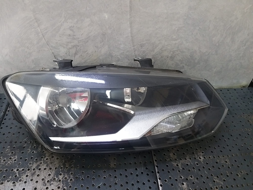 Far dreapta vw polo 6r 6r1941008e 1ee24705102