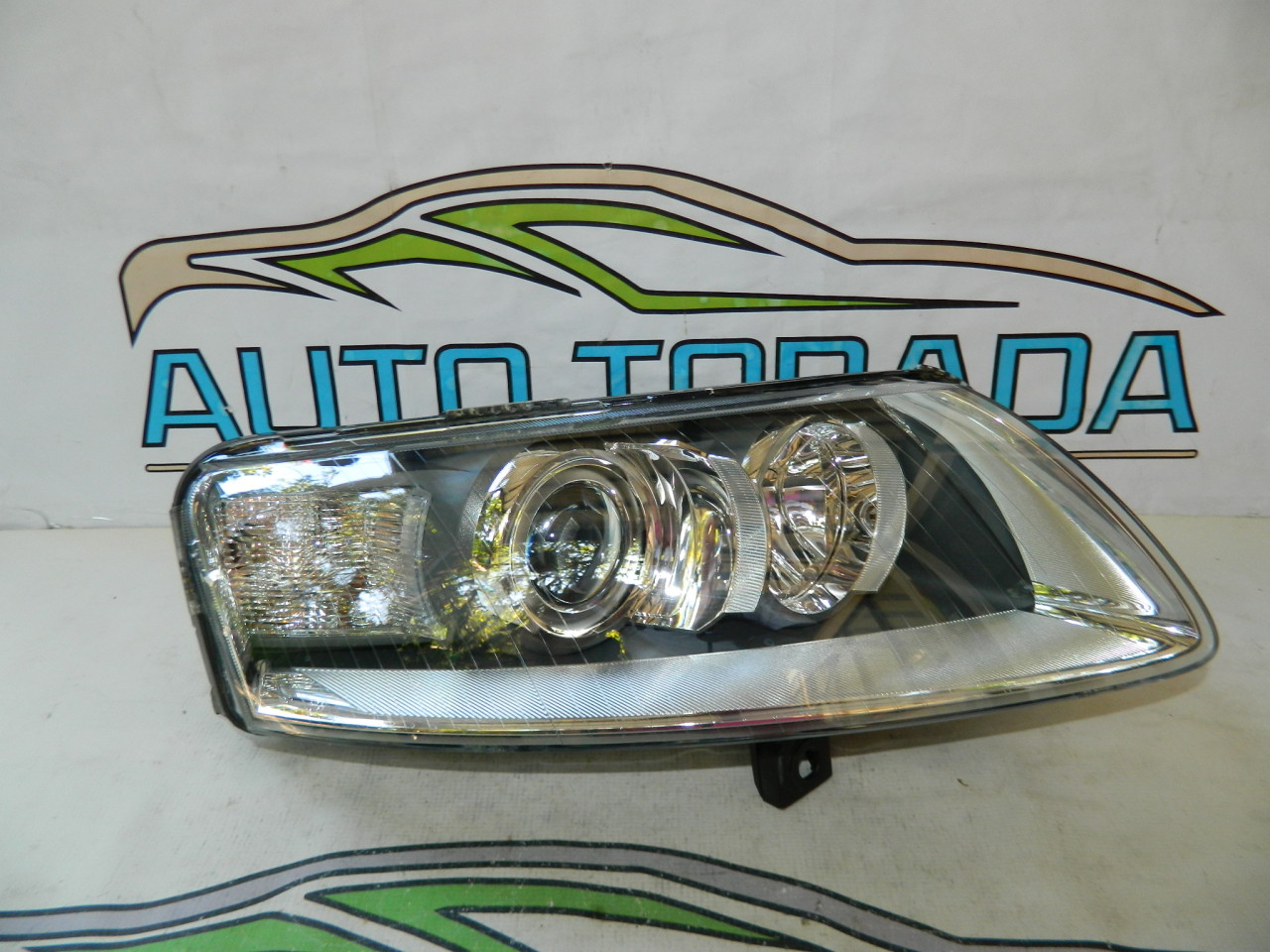 Far dreapta xenon  Audi A6 model 2004 2005 2006 2007 2008 cod 4F0941030