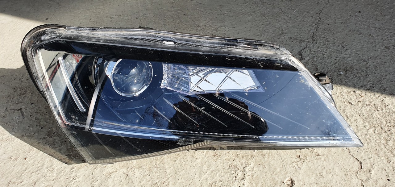 Far dreapta xenon Skoda Superb 3 2016 2017 2018