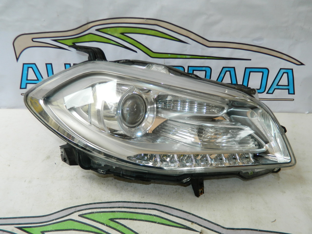 Far dreapta xenon Suzuki SX4 S-Cross model dupa 2013-2016 cod 100-17735