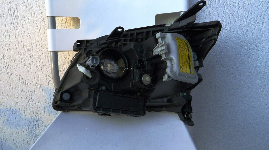 Far dreapta xenon Toyota Avensis model 2005-2008