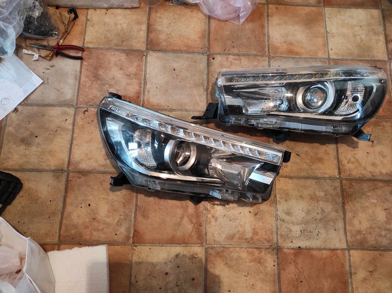 Far led dreapta Toyota Hilux 2015-2019 vizionati toate pozele