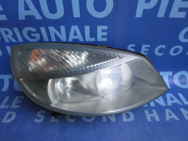 Far Renault Scenic : 15810400//15810300 (ureche rupta)
