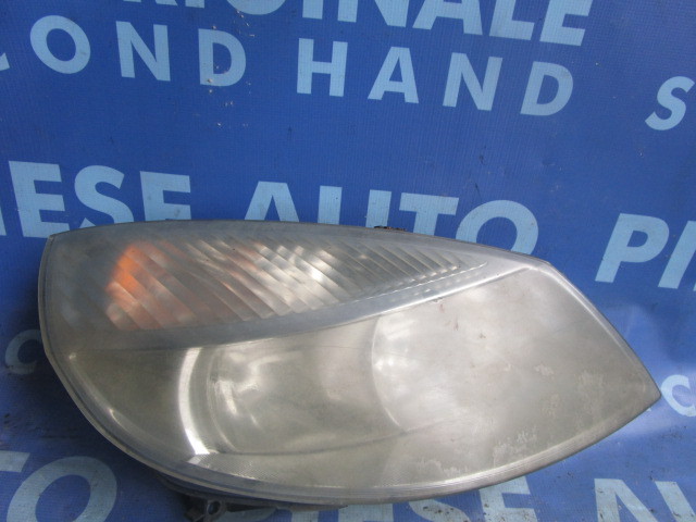 Far Renault Scenic (urechi rupte)