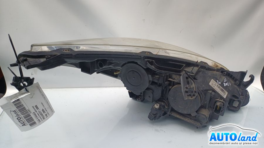 Far Stanga 9682519180 O Ureche Rupta Peugeot 5008 2009