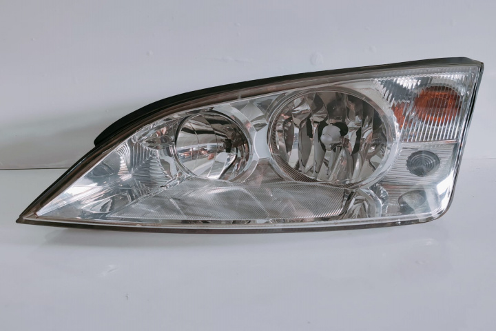 Far Stanga cu clema rupta Ford Mondeo MK3 [2000 - 2003]