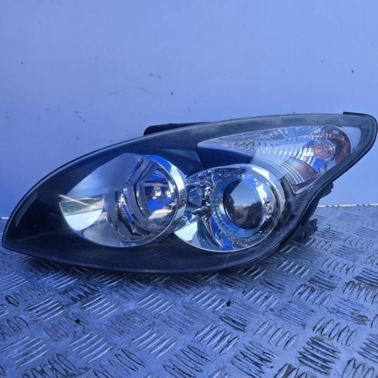 Far stanga cu lupa Hyundai i30 2007-2011