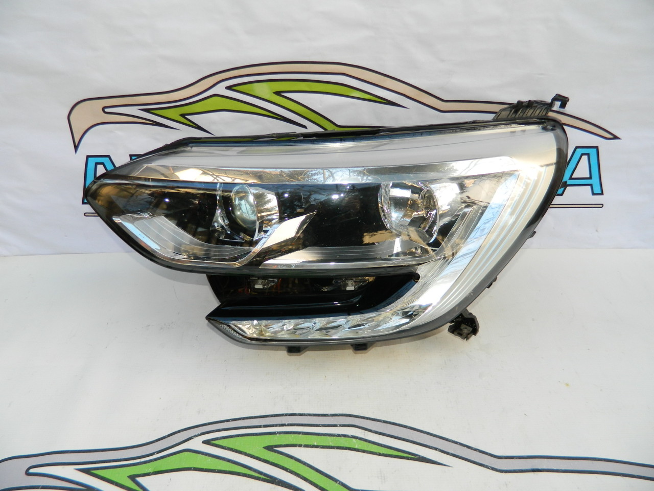 Far stanga cu lupa Renault Megane 4 cod 260606911R