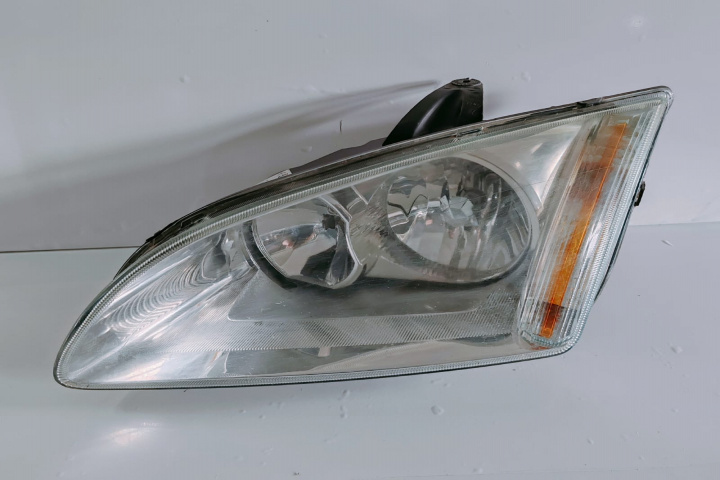 Far stanga cu o clema rupta 4M5113W030AC Ford Focus 2 [2004 - 2008]
