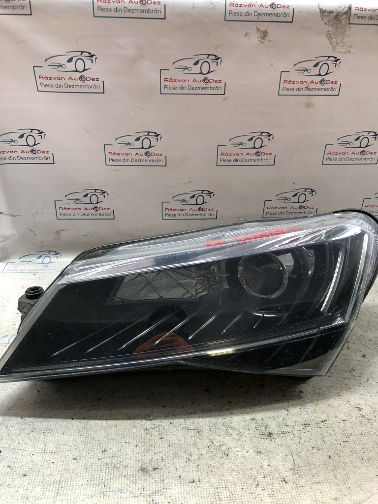 Far stanga cu xenon Skoda Superb 3 2018, CU URECHE RUPTA