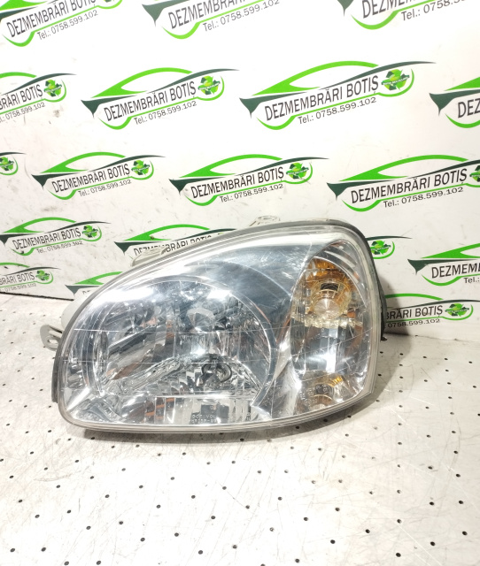 Far stanga Hyundai Santa Fe SM [2000 - 2004] Crossover 2.0 CRDi MT (112 hp)