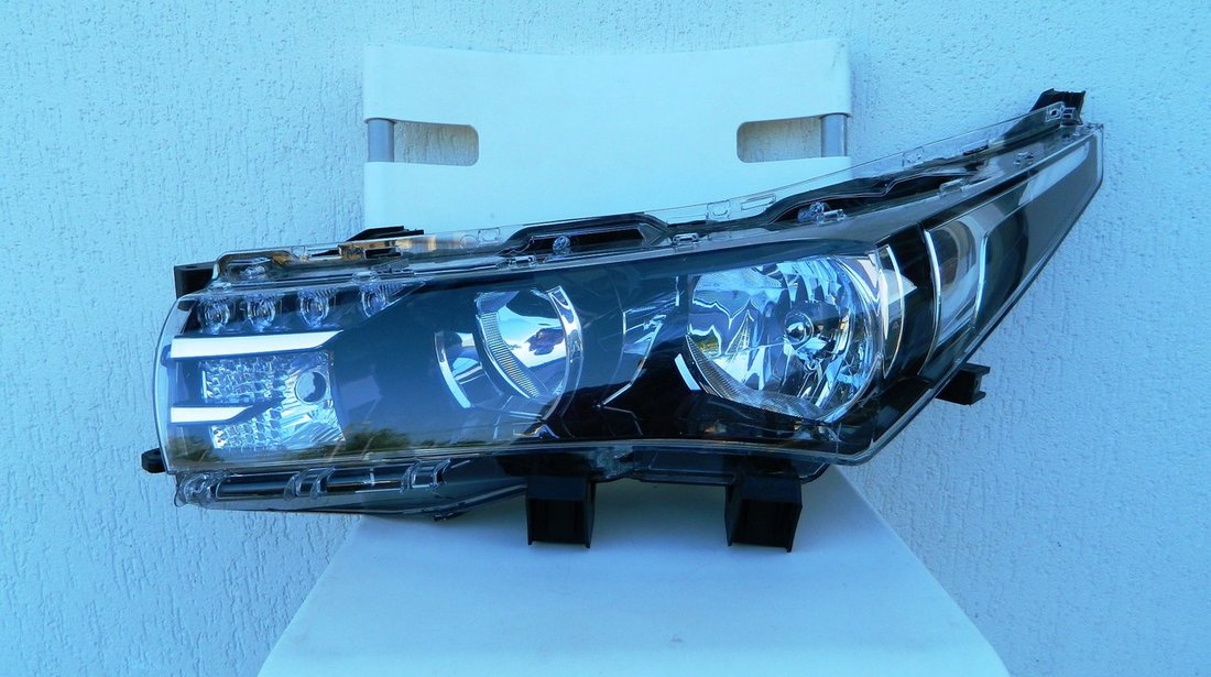 Far stanga led Toyota Corolla dupa 2013 cod 81150-02E71