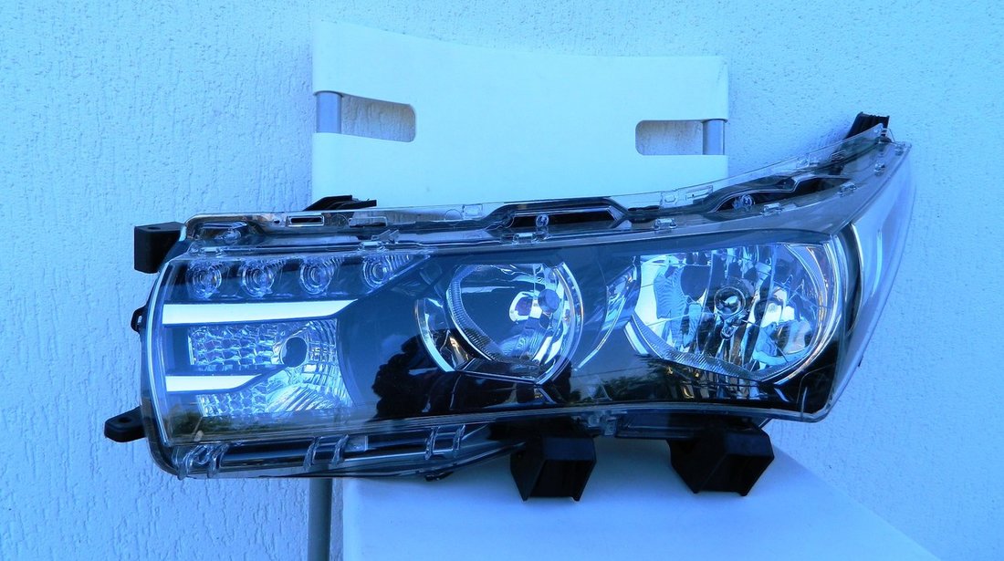 Far stanga led Toyota Corolla dupa 2013 cod 81150-02E71