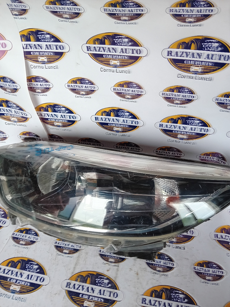 Far stanga lupa Renault Captur 2013, 260600093R / URECHE RUPTA