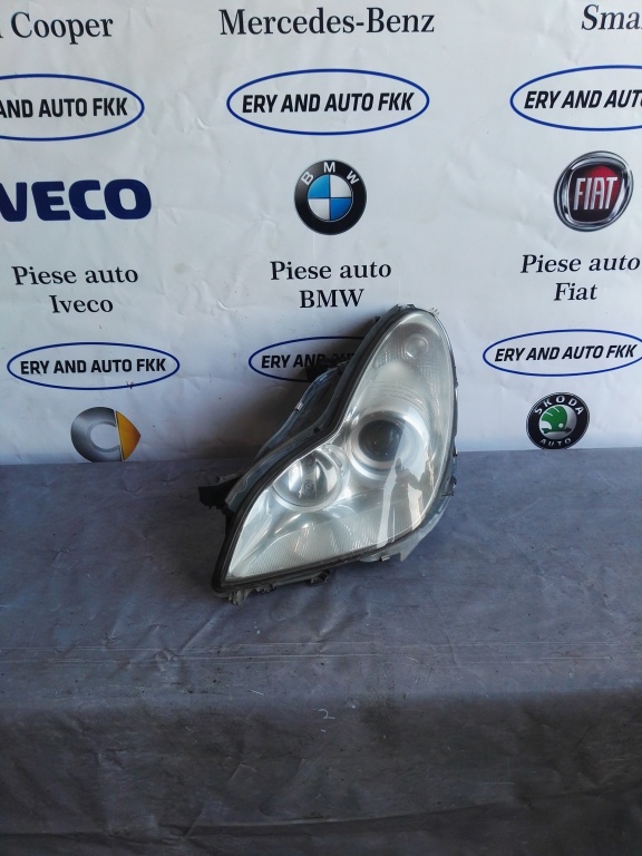 Far stanga Mercedes CLS w219 ureche rupta