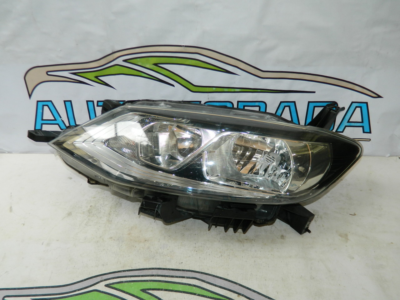 Far stanga NISSAN Pulsar C13 model 2014-2018 cod 26060-3ZL0A
