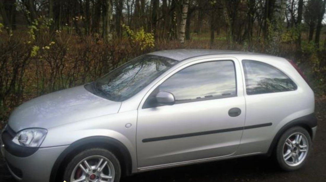 Far stanga Opel Corsa C 1 7 DI an 2001 far dreapta Opel Corsa C 1 7 DI an 2001