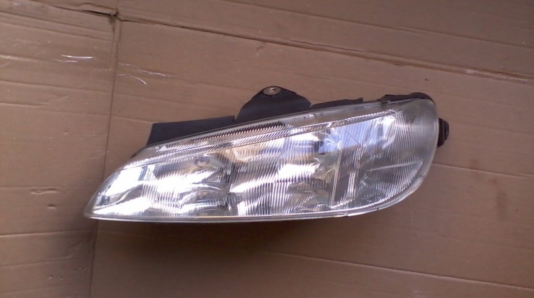 Far stanga Peugeot 406 (1995-2000) cod 0301037421