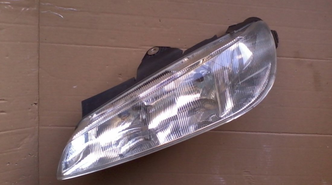 Far stanga Peugeot 406 (1995-2000) cod 0301037421