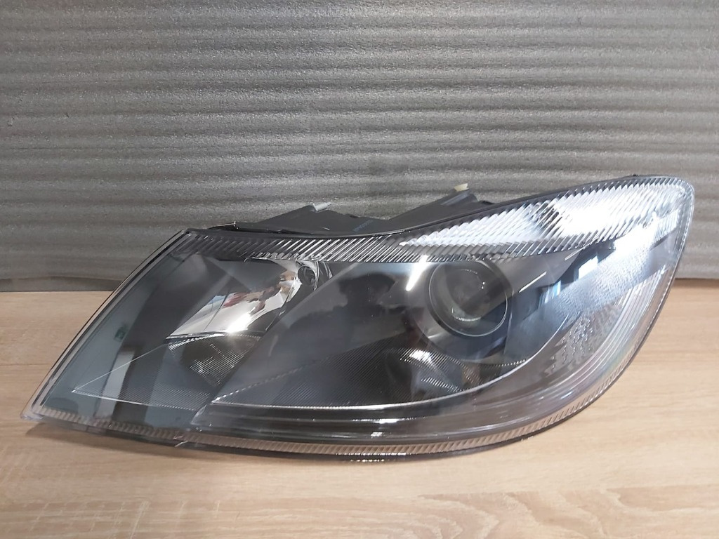 Far Stanga Skoda Octavia 2 II FaceLift 2008 2009 2010 2011 2012 2013 (Fundal Negru)