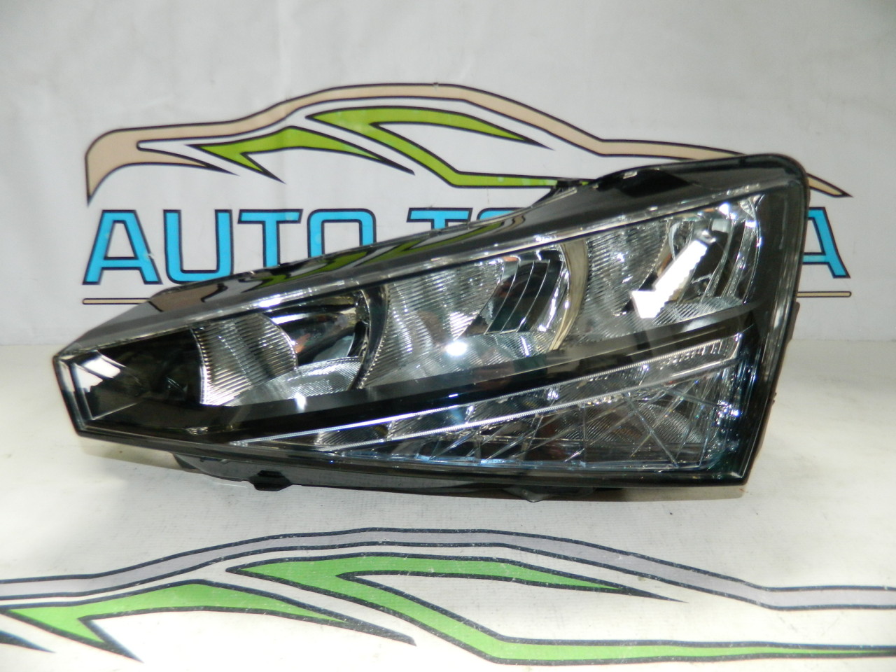 Far stanga  Skoda Scala cod 657941015
