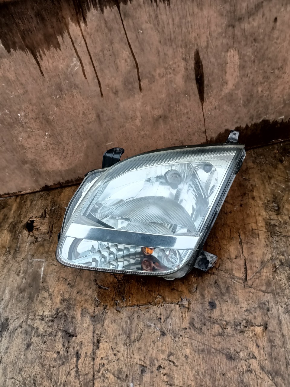 Far stanga Suzuki Ignis 2004