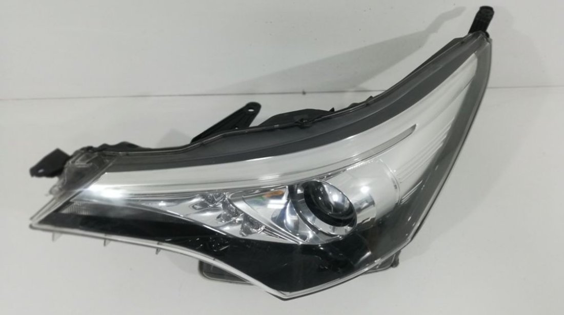 Far stanga Toyota Avensis An 2015 2016 2017 2018 LUPA + LED