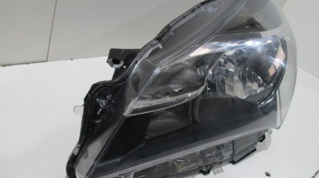 Far stanga Toyota Yaris An 2015 2016 2017 HALOGEN