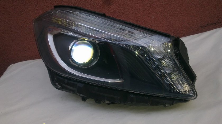 Far xenon dreapta mercedes a class 2014
