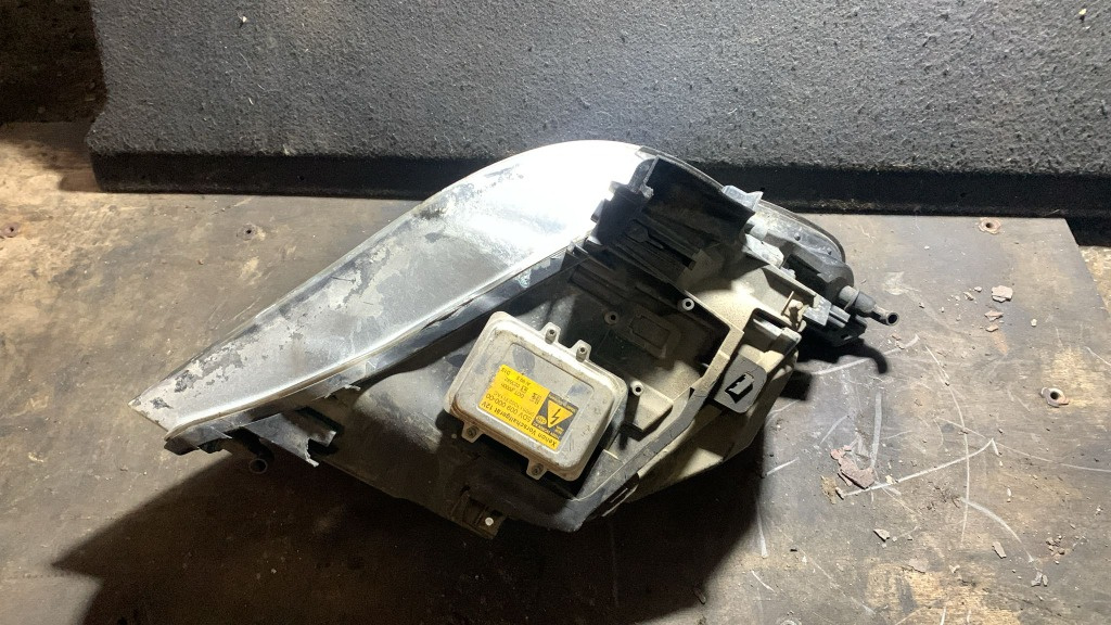 Far xenon stanga BMW seria 5 525 E60 motor 2.5 diesel cutie manuala